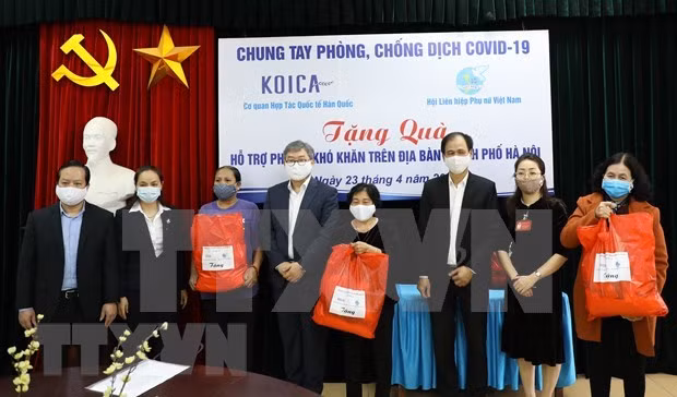 KOICA Country Director in Vietnam Cho Han-deok (fourth from left) presents gifts to Hanoi women. (Photo: VNA)