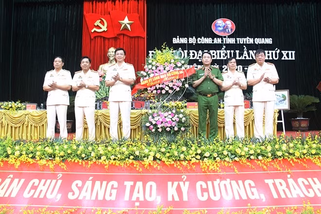 Deputy Minister Le Quoc Hung presents congratulation flowers to the Congress. Deputy Minister Le Quoc Hung presents congratulation flowers to the Congress.