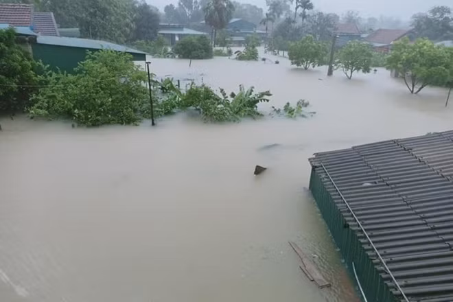 Many areas in the central province of Ha Tinh are still inundated by rising floodwater