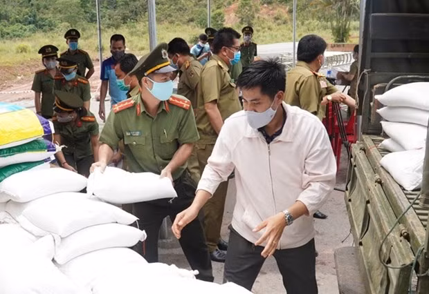 The Public Security Department of central Thua Thien-Hue province presents rice to the Security Departments of the Lao provinces of Salavan and Sekong (Source: cand.com.vn)