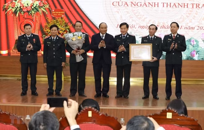 Prime Minister Nguyen Xuan Phuc presents the PM's certificate of merit to the Government Inspectorate. (Photo: VNA)