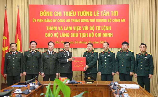 On the occasion of the New Year 2021 and the upcoming Lunar New Year festival, Deputy Minister Le Tan Toi extends New Year greetings and presents gifts to the President Ho Chi Minh’s Mausoleum Protection Command. On the occasion of the New Year 2021 and the upcoming Lunar New Year festival, Deputy Minister Le Tan Toi extends New Year greetings and presents gifts to the President Ho Chi Minh’s Mausoleum Protection Command.