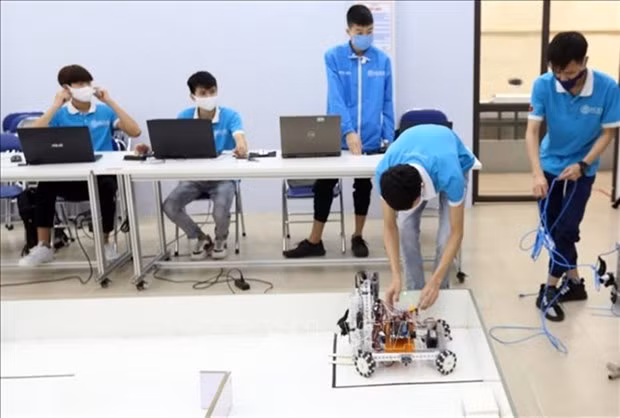 Students of Hanoi's Mechanical and Electric College in a robot control class. (Photo:VNA)