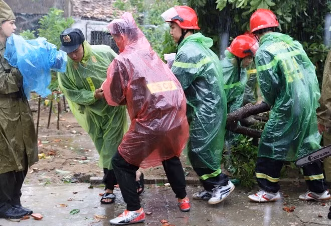 Policemen help local people overcome aftermath of the storm.