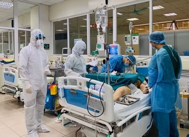 A severe COVID-19 patient receives treatment at the National Hospital for Tropical Diseases