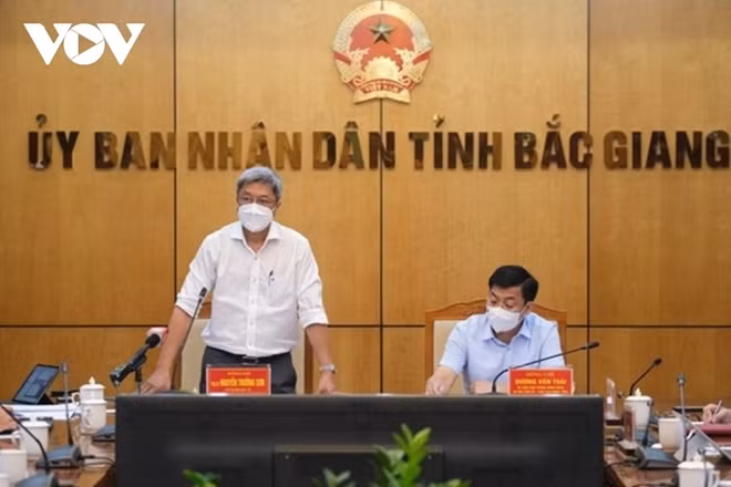 Deputy Minister Nguyen Truong Son (L), head of the special section of the Ministry of Health in Bac Giang, and Duong Van Thai, secretary of the Bac Giang provincial Party Committee, at a meeting on COVID-19 prevention and control. (Photo: Ministry of Health)