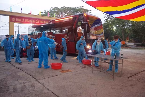 Vietnamese citizens returning homeland from Japan are quarantined in Hung Yen province. (Photo: VNA)