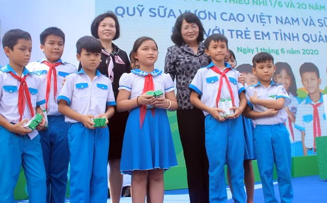 Vice President Dang Thi Ngoc Thinh and the pupils.