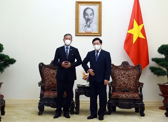 Deputy Prime Minister Pham Binh Minh (R) meets Singaporean Foreign Minister Vivian Balakrishnan in Hanoi.