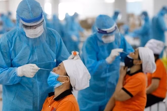 Testing employees at industrial parks in Bac Giang, the country's largest COVID-19 hotspot.