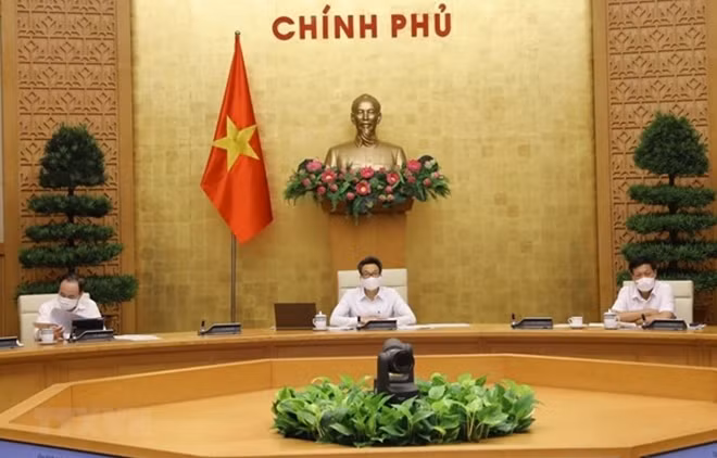 Deputy Prime Minister Vu Duc Dam chairs a meeting of the National Steering Committee for COVID-19 Prevention and Control (Photo:VNA)