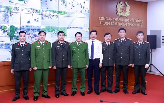 Deputy Minister Le Quoc Hung and leaders of Hai Phong police. Deputy Minister Le Quoc Hung and leaders of Hai Phong police.