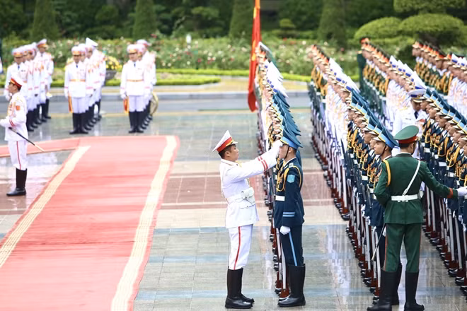 An official welcome ceremony for Japanese Prime Minister Yoshihide Suga was held on October 19 morning as part of the former’s official visit to Vietnam from October 18 at the invitation of Prime Minister Nguyen Xuan Phuc.