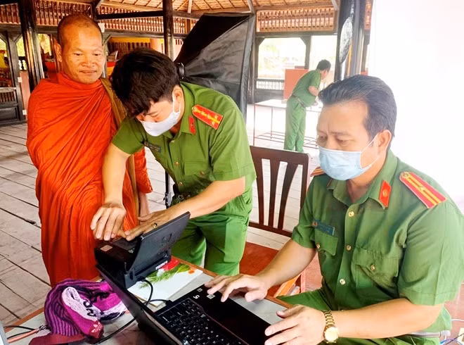 The chip-based ID card issuance project is carried out smoothly thanks to support from local reputable people.