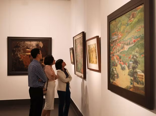 Visitors at the exhibition “An eternal spring” in Hanoi (Photo: VNA)