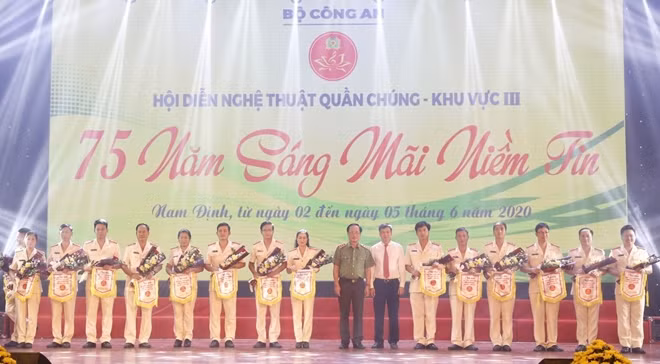 Deputy Minister Nguyen Van Thanh offers flowers to the participating teams.