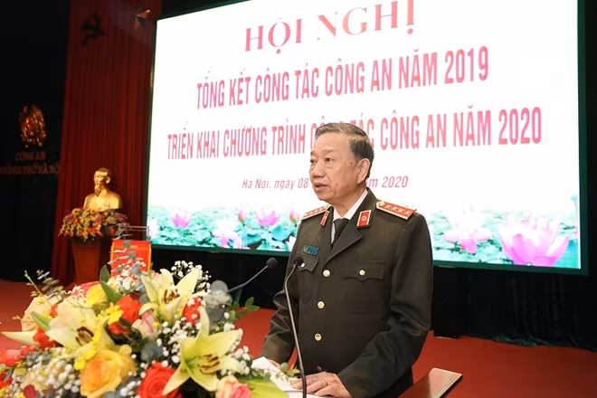 Minister To Lam speaks at the conference.