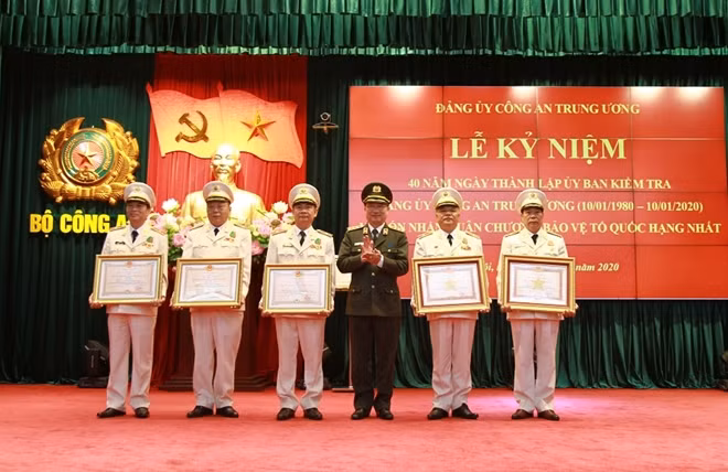 Under the authority of the State President, Deputy Minister Nguyen Van Thanh awards the Third-class Military Exploit Order, First-class and Second-class Fatherland Protection Orders to outstanding individuals at the event.
