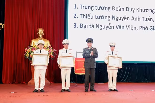 Minister To Lam awards the Certificates of Merits by the Prime Ministers to three outstanding senior officers of the Municipal Police.