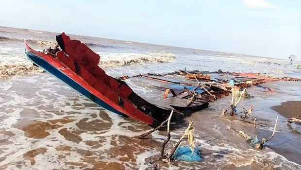 Indonesian-flagged JAGAL RAYA washed ashore in Vinh Hai commune, Vinh Chau town, Soc Trang province. (Photo: VNA)