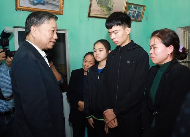 Minister To Lam (L) extended his condolences to the families of three police officers who died while doing mission in Dong Tam commune, My Duc district, Hanoi. (Photo: VNA) Minister To Lam (L) extended his condolences to the families of three police officers who died while doing mission in Dong Tam commune, My Duc district, Hanoi. (Photo: VNA)