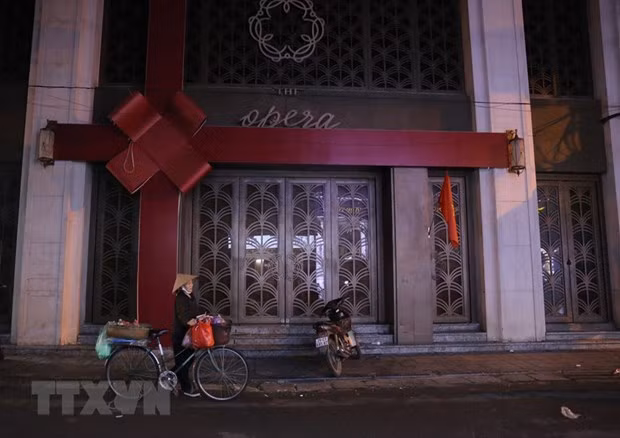 The Opera bar on Luong Ngoc Quyen street closes door (Photo: VNA)