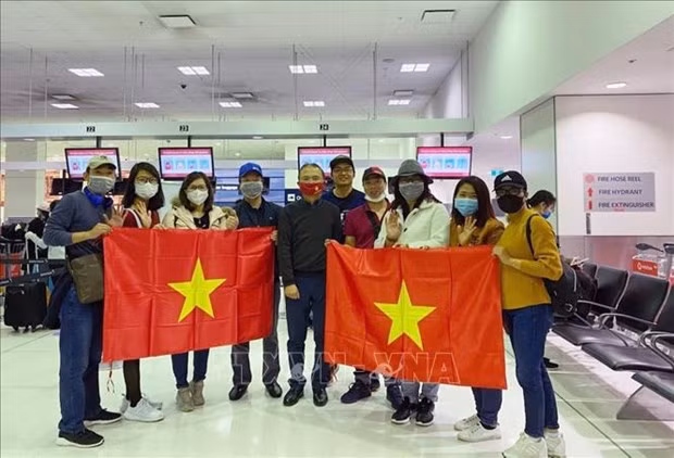 Vietnamese Ambassador to Australia Ngo Huong Nam (center) and Vietnamese citizens at the Sydney Airport on June 1 (Photo: VNA)