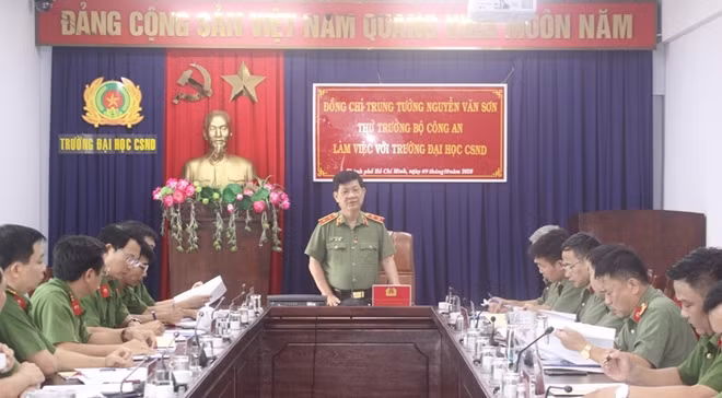 Deputy Minister Nguyen Van Son speaks at the event.