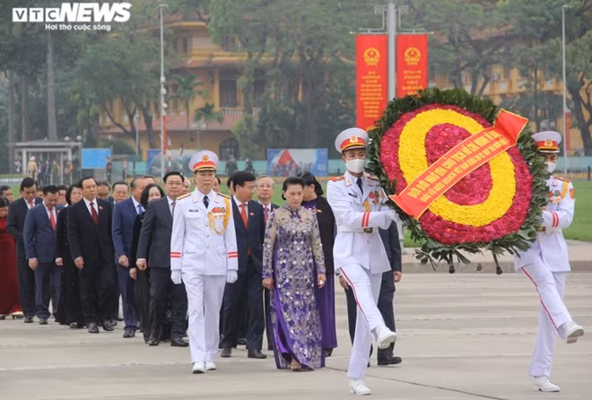 The ceremony takes place shortly before the last session of the 14th National Assembly begins in Hanoi the same day. In the photo, incumbent National Assembly Chairwoman Nguyen Thi Kim Ngan (first row) leads the delegation to the President Ho Chi Minh’s Mausoleum.