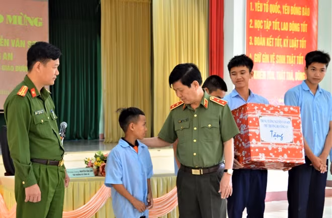 Deputy Minister Nguyen Van Son presents gifts to students of the Correctional Center No.3.