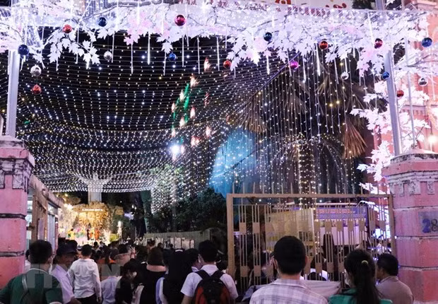 Catholic followers flock to a church in Ho Chi Minh City (Photo: VNA)