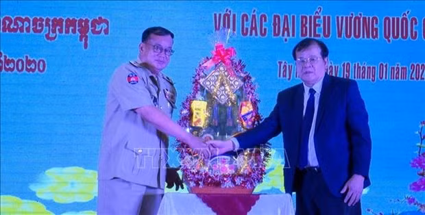 Chairman of the Tay Ninh provincial People’s Committee Pham Van Tan (R) receives a gift package from a Cambodian official (Source: VNA)