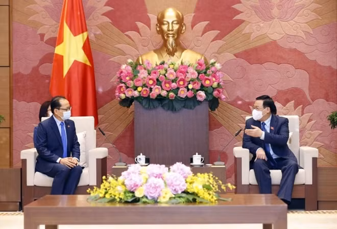 National Assembly Chairman Vuong Dinh Hue (R) hosts a reception for outgoing Cambodian Ambassador Chay Navuth (L) in Hanoi on May 14.