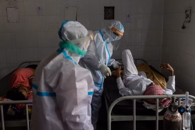 Medics tend to a man with breathing problems inside a COVID-19 ward of a government-run hospital, amidst the coronavirus disease (COVID-19) pandemic, in Bijnor district, Uttar Pradesh, India, May 11, 2021. REUTERS/Danish Siddiqui