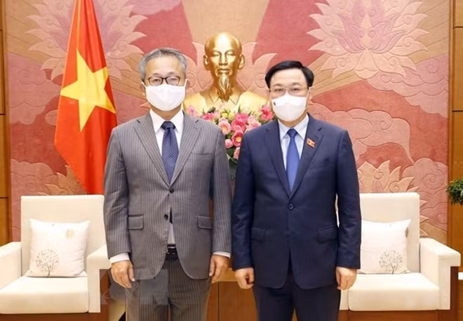 Chairman of the National Assembly Vuong Dinh Hue (R) welcomes Japanese Ambassador Yamada Takio on May 14. (Photo: VNA).