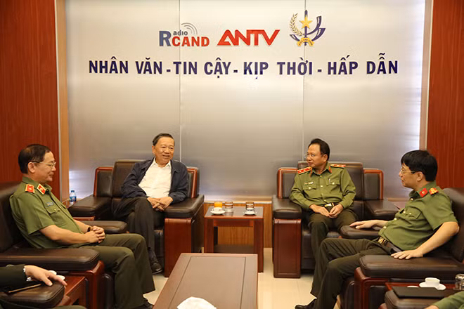 Minister To Lam and leaders of the DIC.