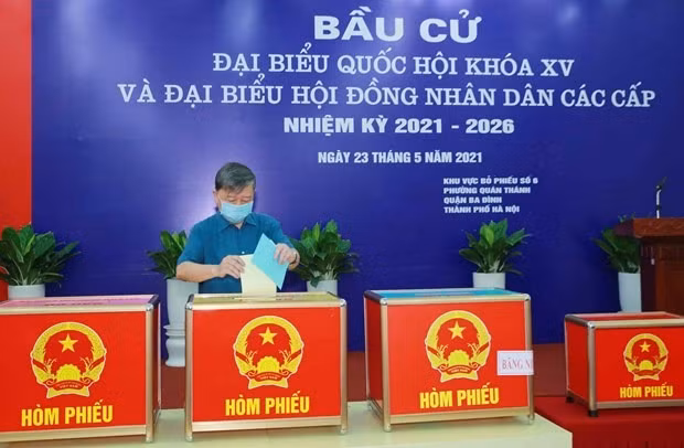 Ministry of Public Security General To Lam casts his vote at Electoral Unit No.6 in Quan Thanh commune, Hanoi's Ba Dinh district. (Photo: VNA)
