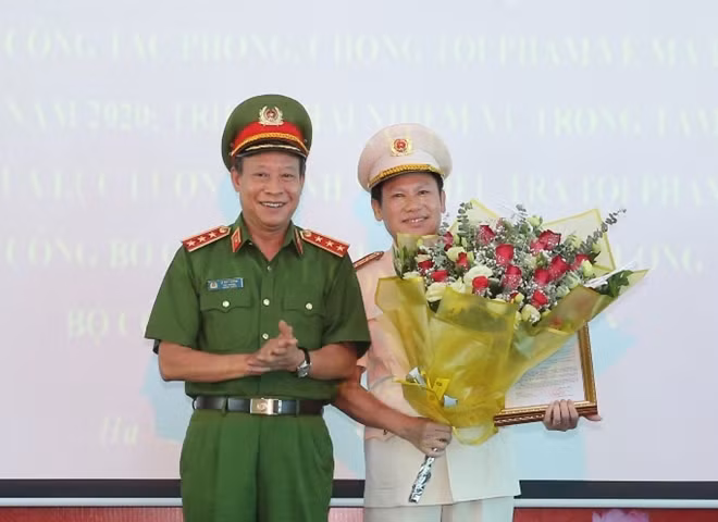 Deputy Minister Le Quy Vuong and the newly appointed Director of the Counter-Narcotics Police Department.