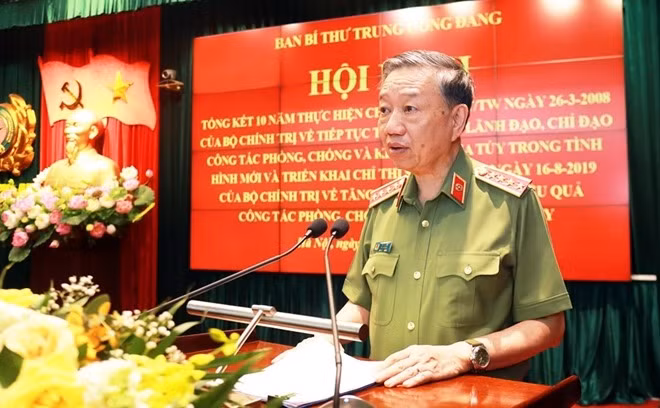 Minister To Lam speaks at the event.