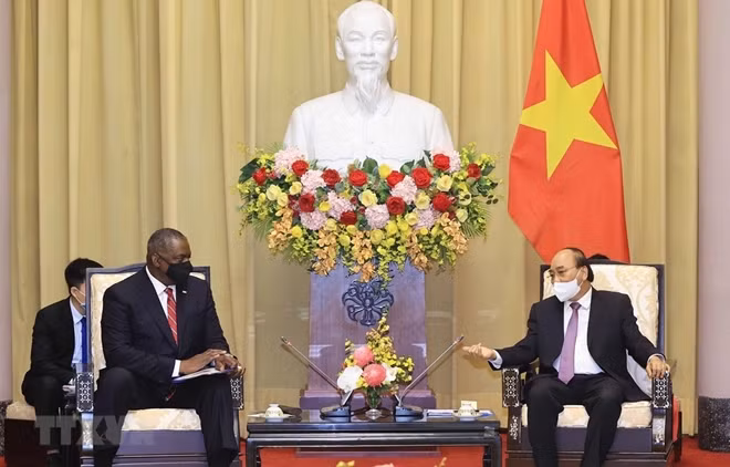 State President Nguyen Xuan Phuc receives US Defence Secretary Lloyd Austin in Hanoi. (Photo: VNA)