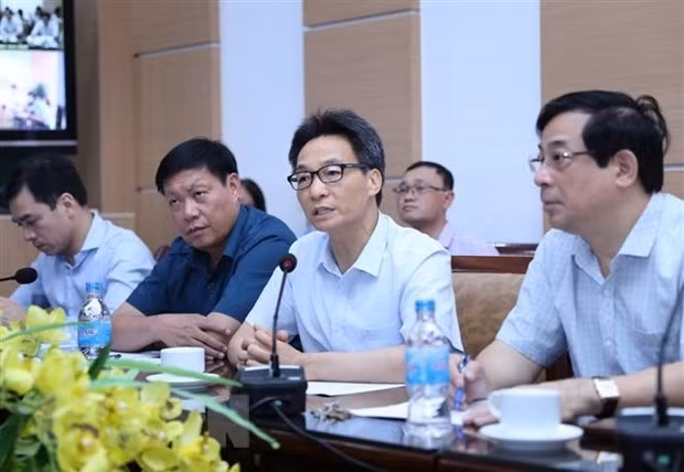 Deputy Prime Minister Vu Duc Dam, head of the National Steering Committee for COVID-19 Prevention and Control, speaks at the meeting. (Photo: VNA)
