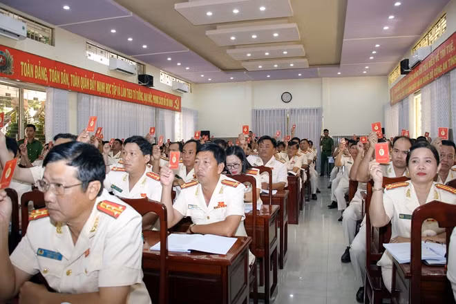 Delegates cast votes at the congress.