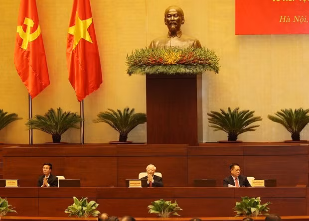 Party General Secretary Nguyen Phu Trong (C), permanent member of the Party Central Committee's Secretariat Vo Van Thuong (L) and Chairman of the Party Central Committee's Commission of Popularisation and Education Nguyen Trong Nghia chair the conference. (Photo: VNA) Party General Secretary Nguyen Phu Trong (C), permanent member of the Party Central Committee's Secretariat Vo Van Thuong (L) and Chairman of the Party Central Committee's Commission of Popularisation and Education Nguyen Trong Nghia chair the conference. (Photo: VNA)