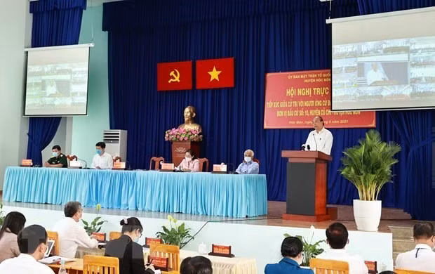 State President Nguyen Xuan Phuc meets with voters in Hoc Mon district (Photo: VNA) State President Nguyen Xuan Phuc meets with voters in Hoc Mon district (Photo: VNA)