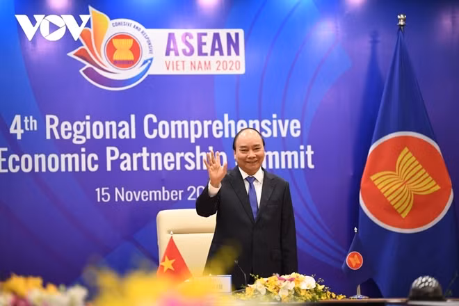 Vietnamese Prime Minister Nguyen Xuan Phuc announces the conclusion of the RCEP agreement negotiations at the 4th RCEP Summit in Hanoi on November 15.