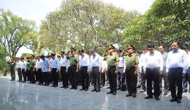 MPS leaders and senior officials pay tribute to heroic martyrs at Martyrs’ Cemetery A1. MPS leaders and senior officials pay tribute to heroic martyrs at Martyrs’ Cemetery A1.