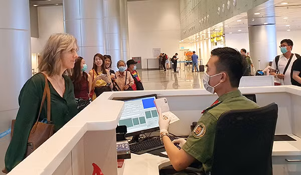 Police officers at border gates made great efforts to fight COVID-19 while managing entry and exit of passengers. Police officers at border gates made great efforts to fight COVID-19 while managing entry and exit of passengers.