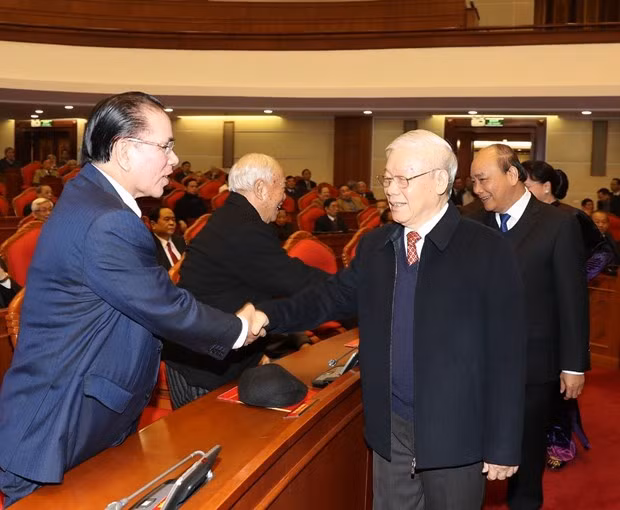 Party General Secretary and President Nguyen Phu Trong (front, right) greets former Party and State leaders at the meeting in Hanoi on February 2 (Photo: VNA) Party General Secretary and President Nguyen Phu Trong (front, right) greets former Party and State leaders at the meeting in Hanoi on February 2 (Photo: VNA)