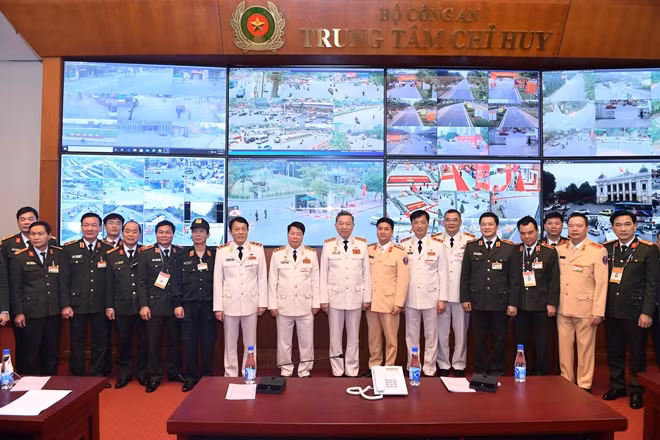 Minister To Lam and other senior public security officials at the command center.