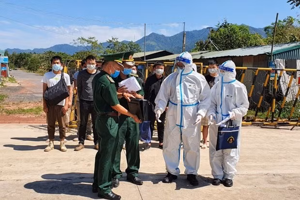 Officers of Dien Bien province's A Pa Chai border guard post carry out procedures to hand over 13 Chinese nationals to Chinese authorities on May 5 (Photo: VNA)